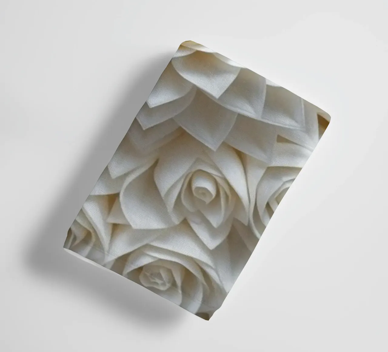 Rose bianche serene: Una composizione floreale delicata e senza tempo asciugamano da bagno da Artistic-shop