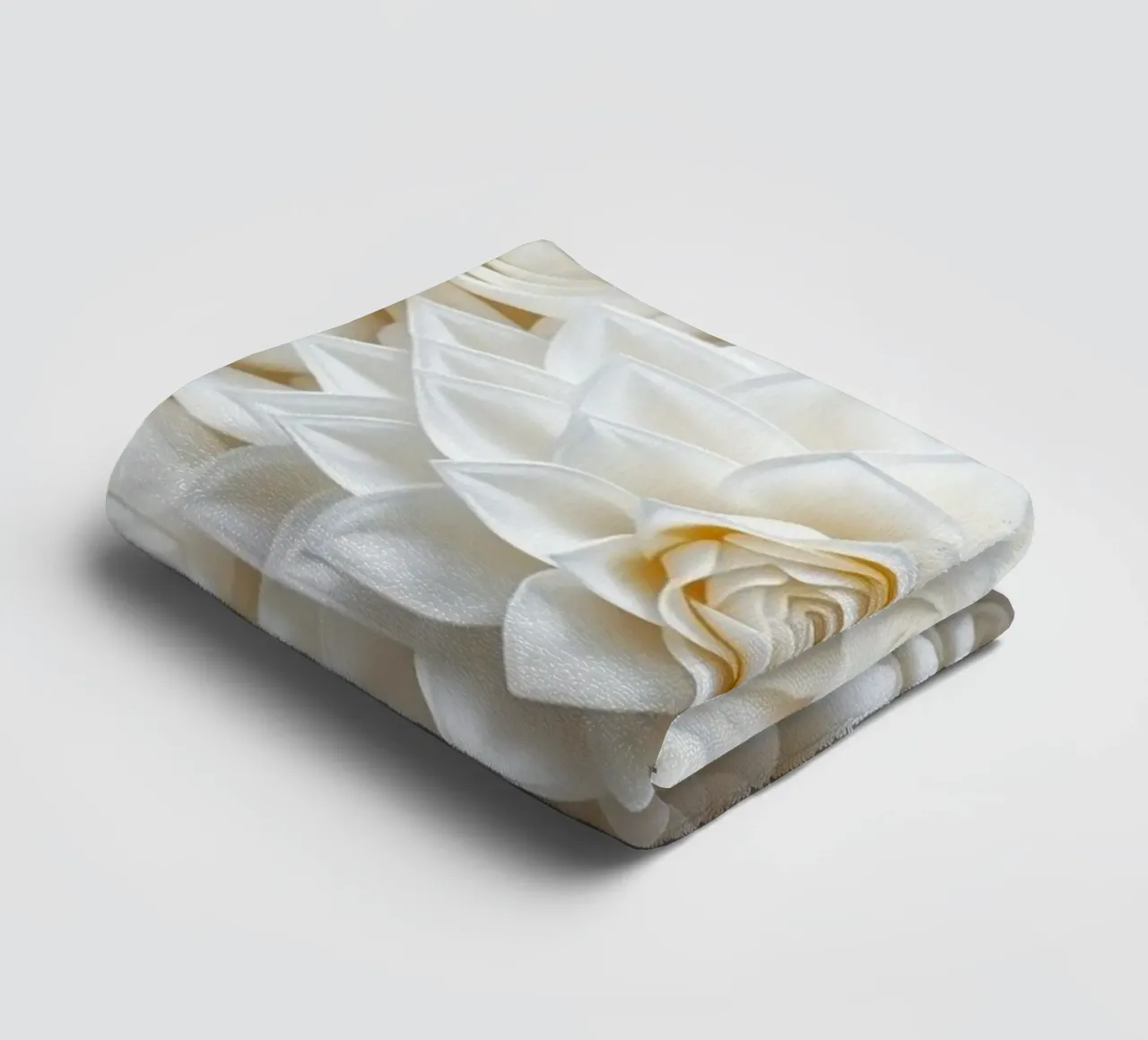 Rose bianche serene: Una composizione floreale delicata e senza tempo asciugamano da bagno da Artistic-shop