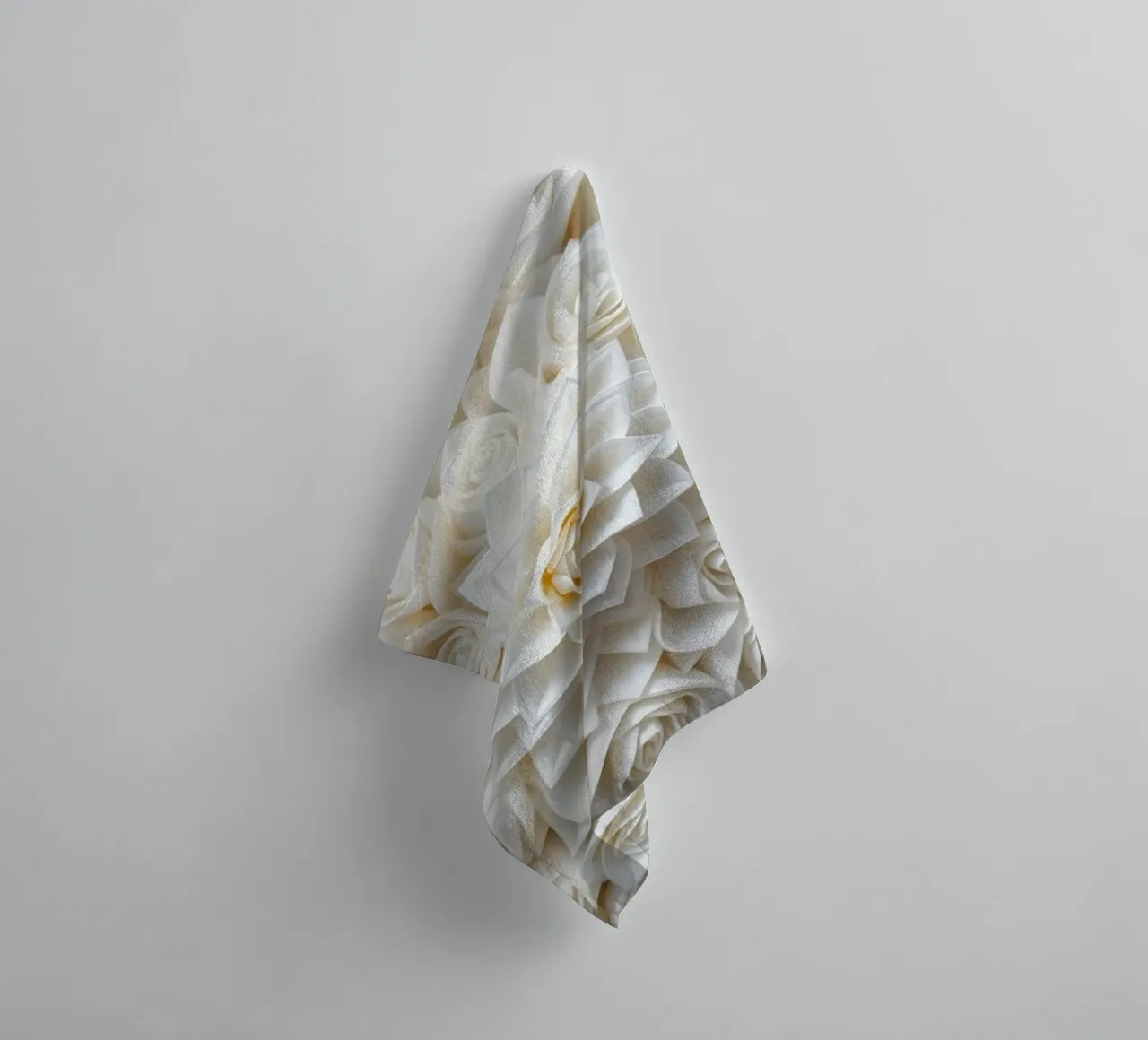 Rose bianche serene: Una composizione floreale delicata e senza tempo asciugamano da bagno da Artistic-shop