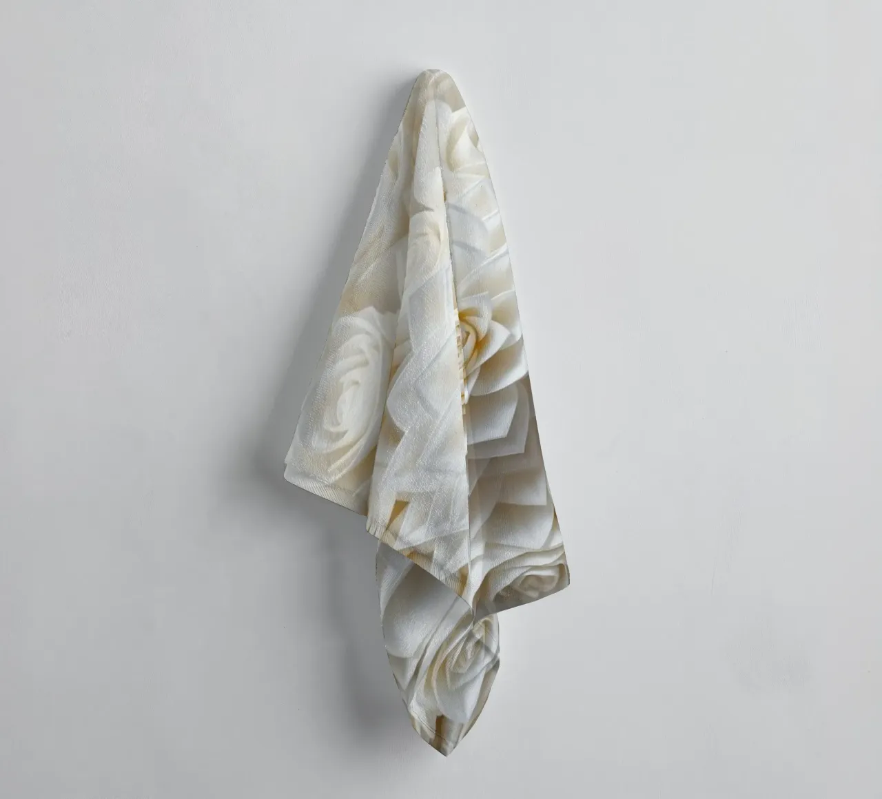 Rose bianche serene: Una composizione floreale delicata e senza tempo asciugamano da bagno da Artistic-shop
