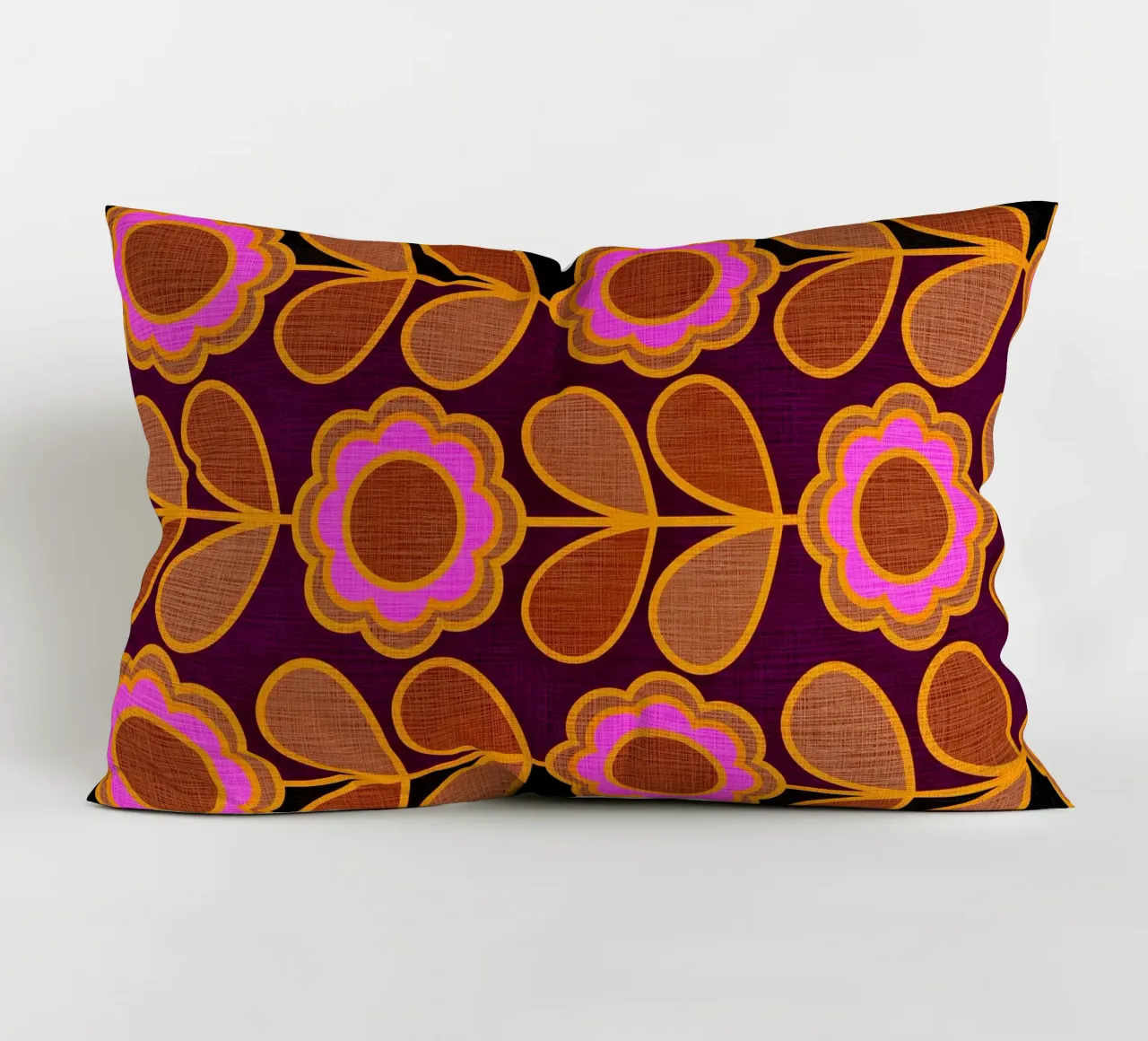 Modello Mid-Mod Daisy - Audace rosa autunnale e floreale marrone cuscino da Dominique Vari