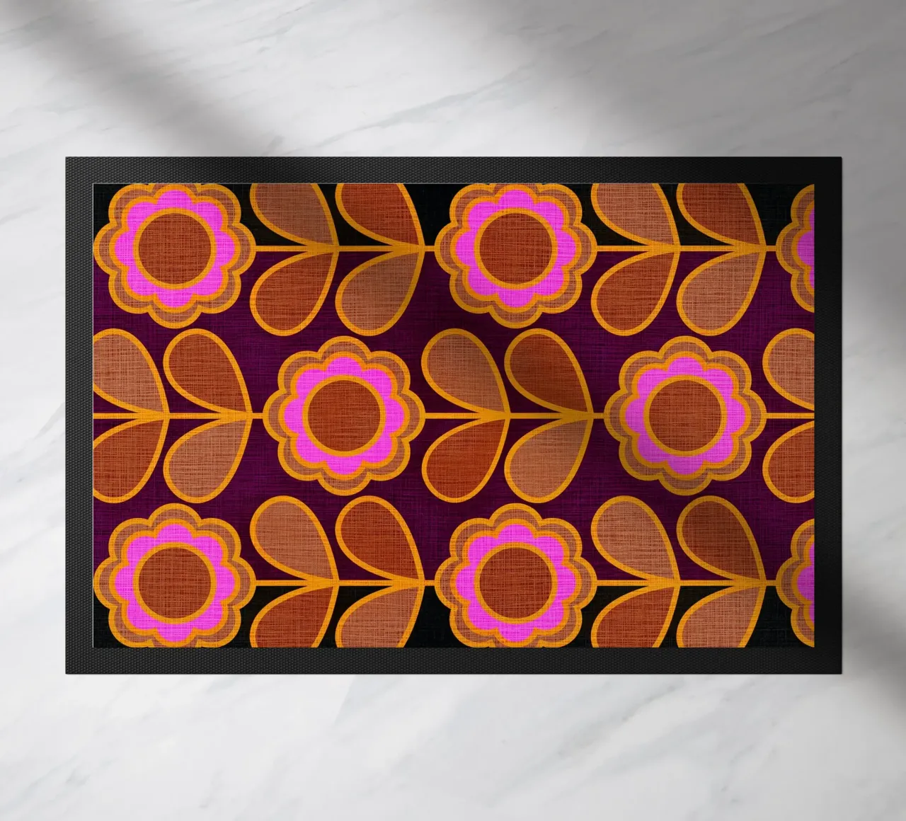 Modello Mid-Mod Daisy - Audace rosa autunnale e floreale marrone zerbino da Dominique Vari