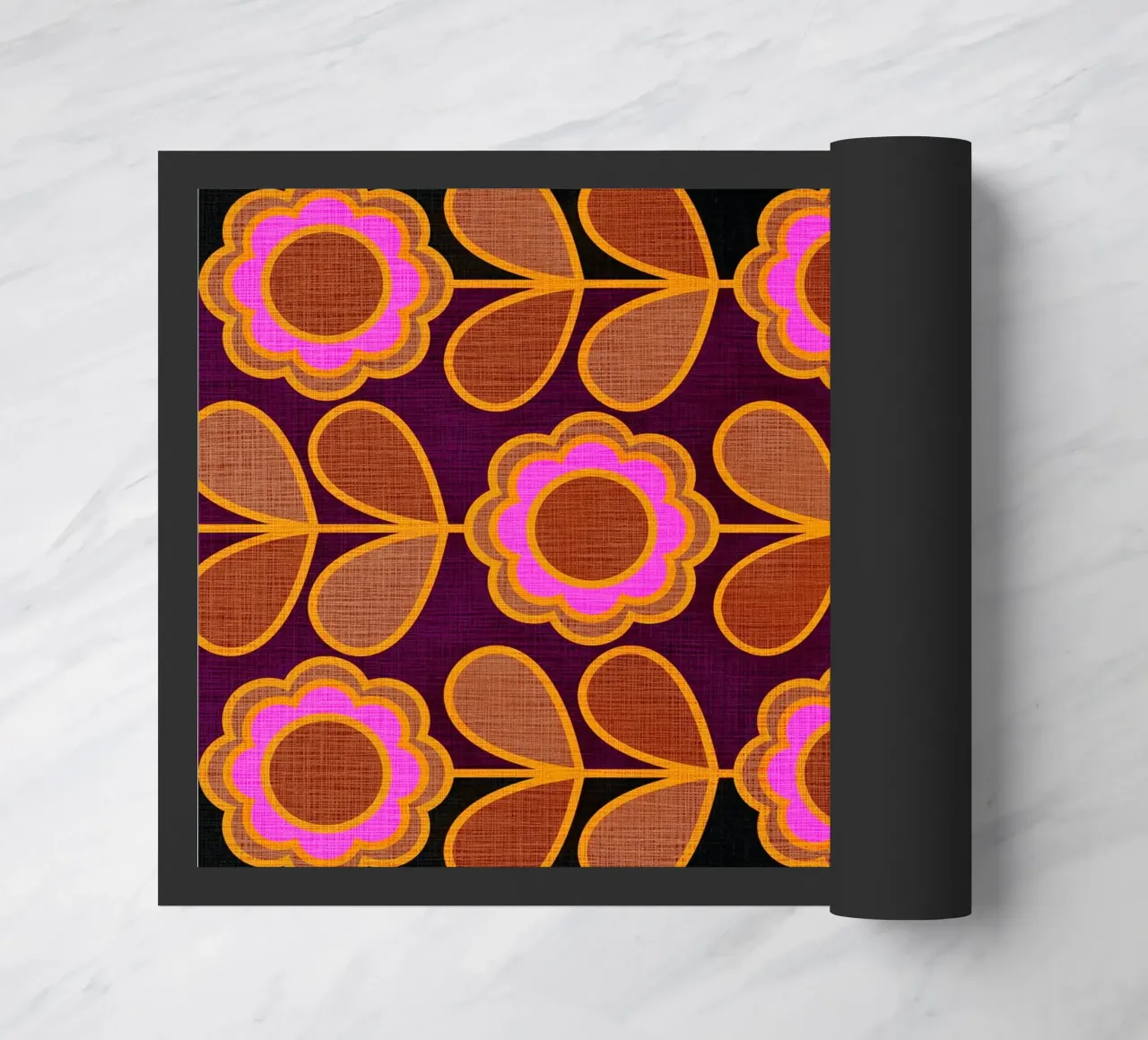 Modello Mid-Mod Daisy - Audace rosa autunnale e floreale marrone zerbino da Dominique Vari