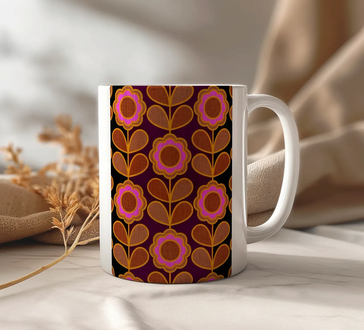 Modello Mid-Mod Daisy - Audace rosa autunnale e floreale marrone tazza in ceramica da Dominique Vari