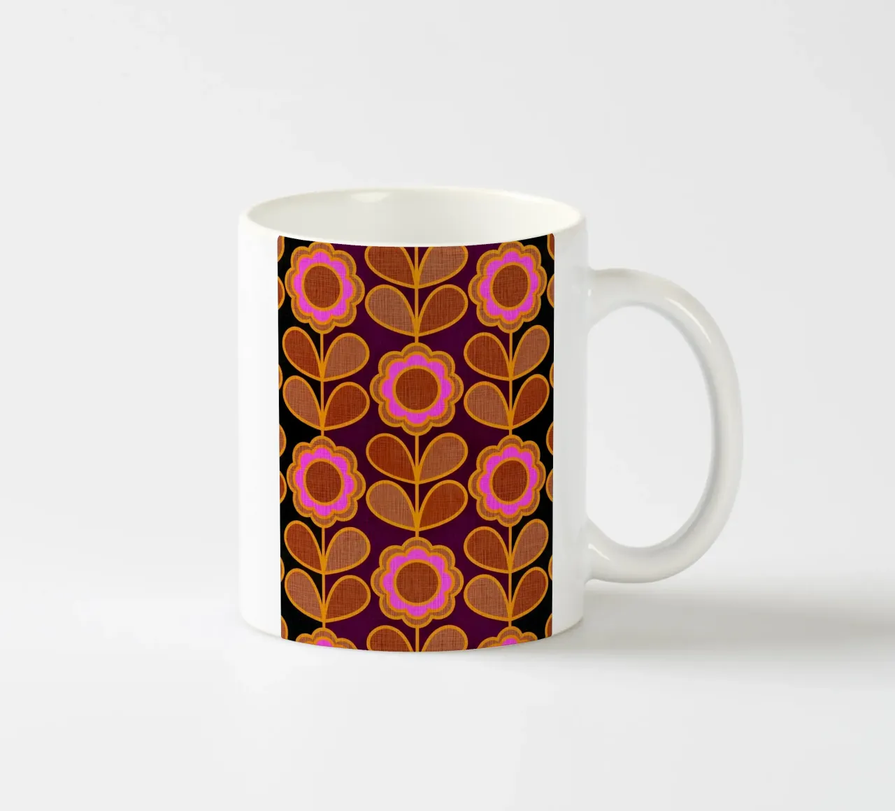 Modello Mid-Mod Daisy - Audace rosa autunnale e floreale marrone tazza in ceramica da Dominique Vari