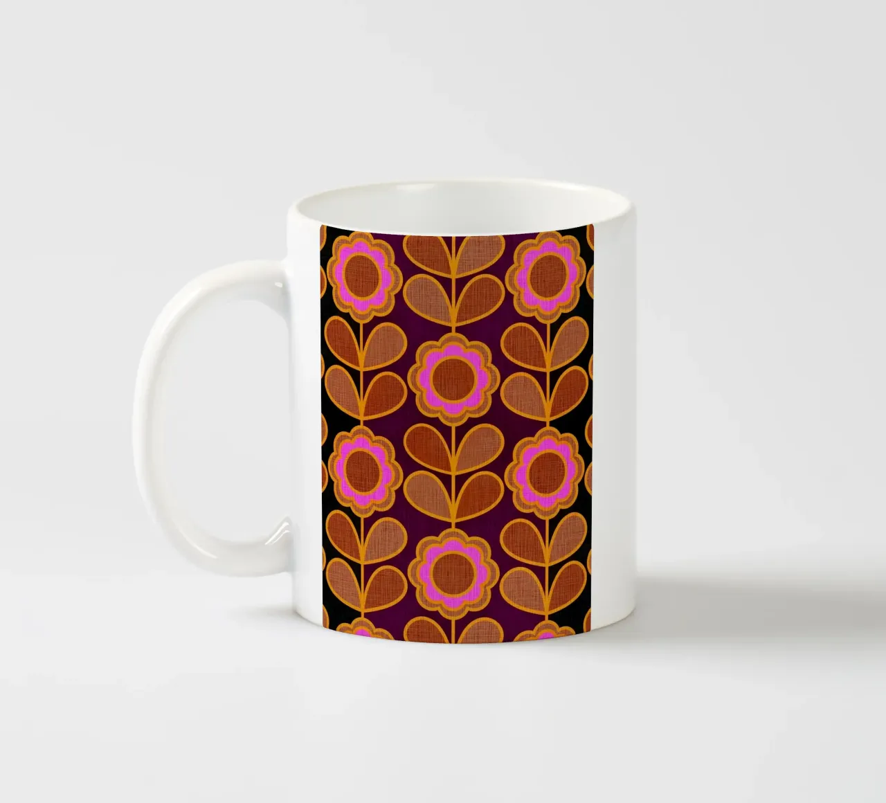 Modello Mid-Mod Daisy - Audace rosa autunnale e floreale marrone tazza in ceramica da Dominique Vari