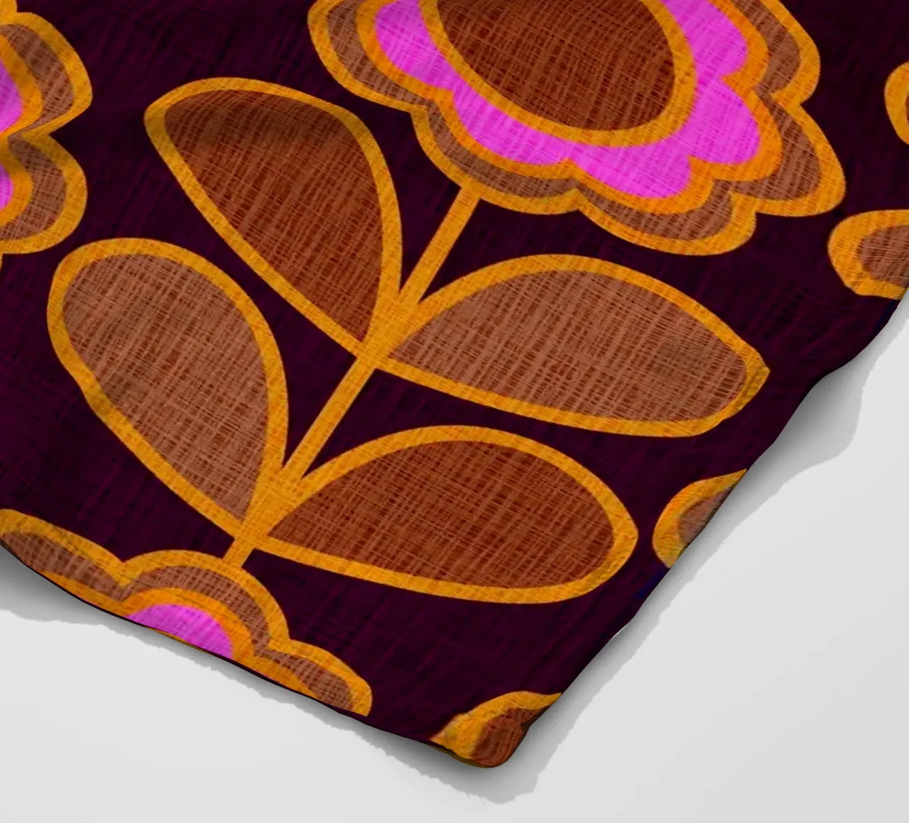 Modello Mid-Mod Daisy - Audace rosa autunnale e floreale marrone coperta in pile da Dominique Vari
