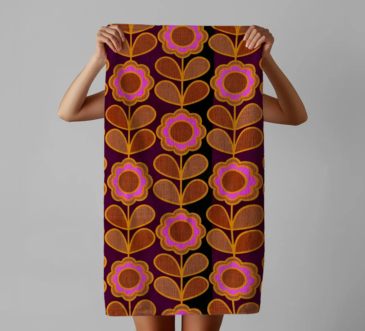 Modello Mid-Mod Daisy - Audace rosa autunnale e floreale marrone asciugamano da bagno da Dominique Vari