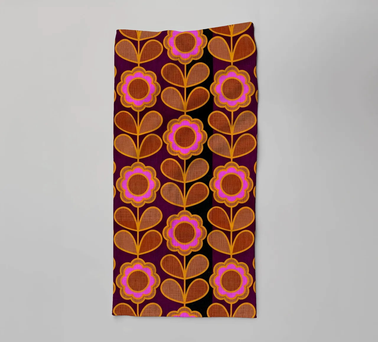 Modello Mid-Mod Daisy - Audace rosa autunnale e floreale marrone asciugamano da bagno da Dominique Vari