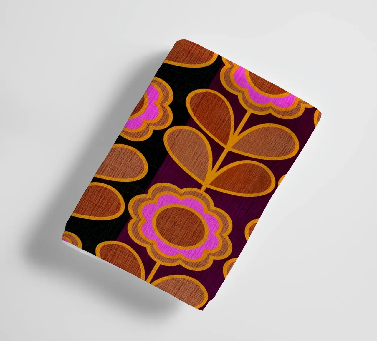 Modello Mid-Mod Daisy - Audace rosa autunnale e floreale marrone asciugamano da bagno da Dominique Vari