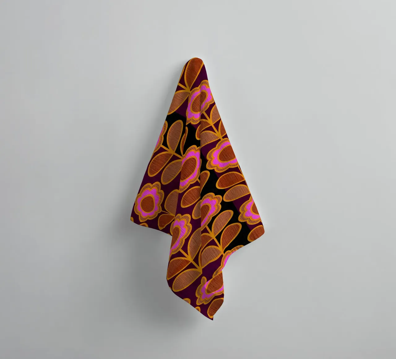 Modello Mid-Mod Daisy - Audace rosa autunnale e floreale marrone asciugamano da bagno da Dominique Vari