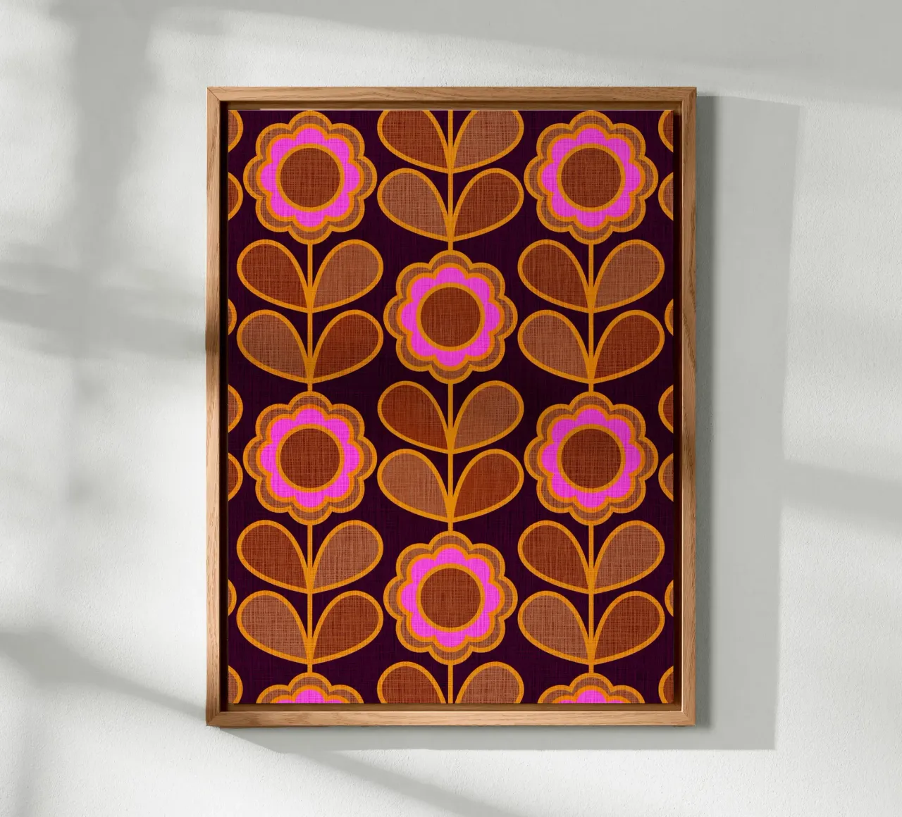 Modello Mid-Mod Daisy - Audace rosa autunnale e floreale marrone pannello forex da Dominique Vari