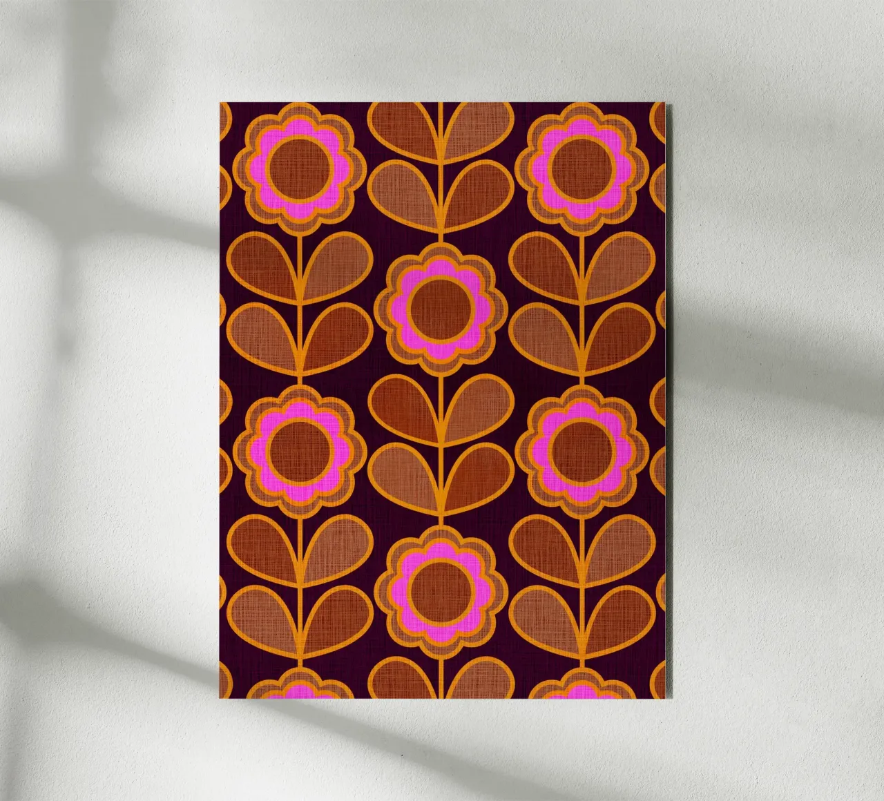 Modello Mid-Mod Daisy - Audace rosa autunnale e floreale marrone pannello forex da Dominique Vari
