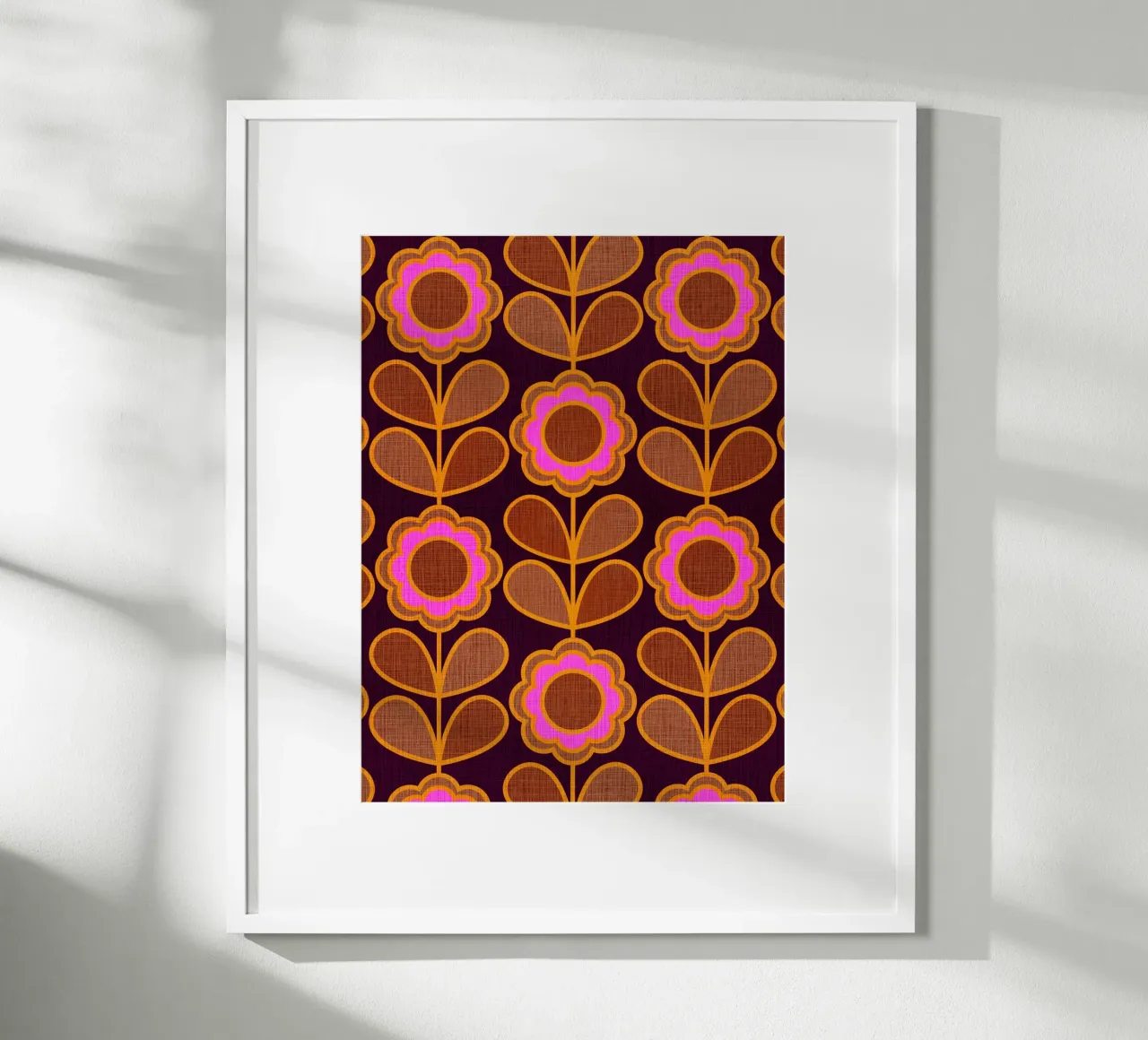 Modello Mid-Mod Daisy - Audace rosa autunnale e floreale marrone poster da Dominique Vari