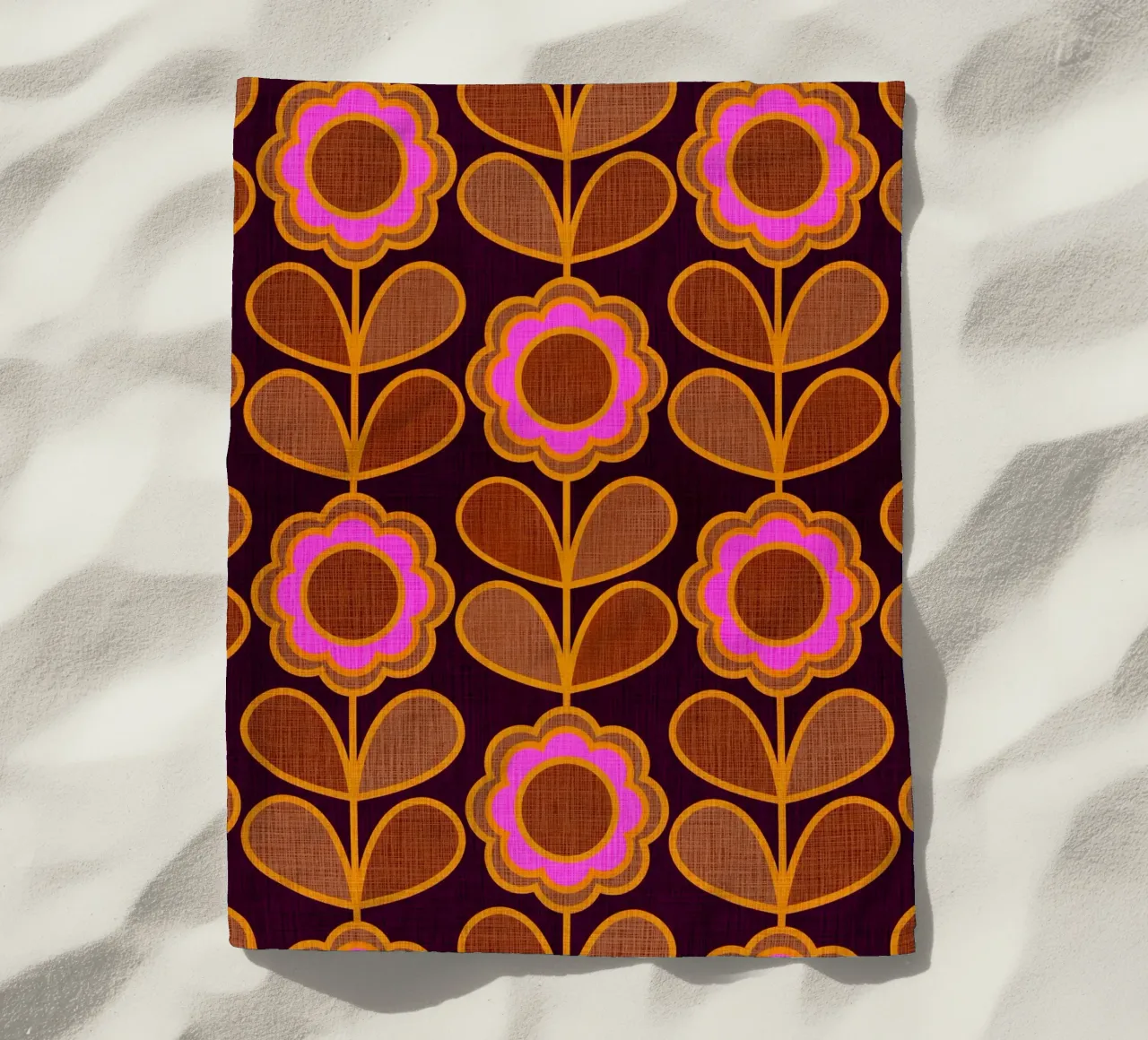 Modello Mid-Mod Daisy - Audace rosa autunnale e floreale marrone telo mare da Dominique Vari