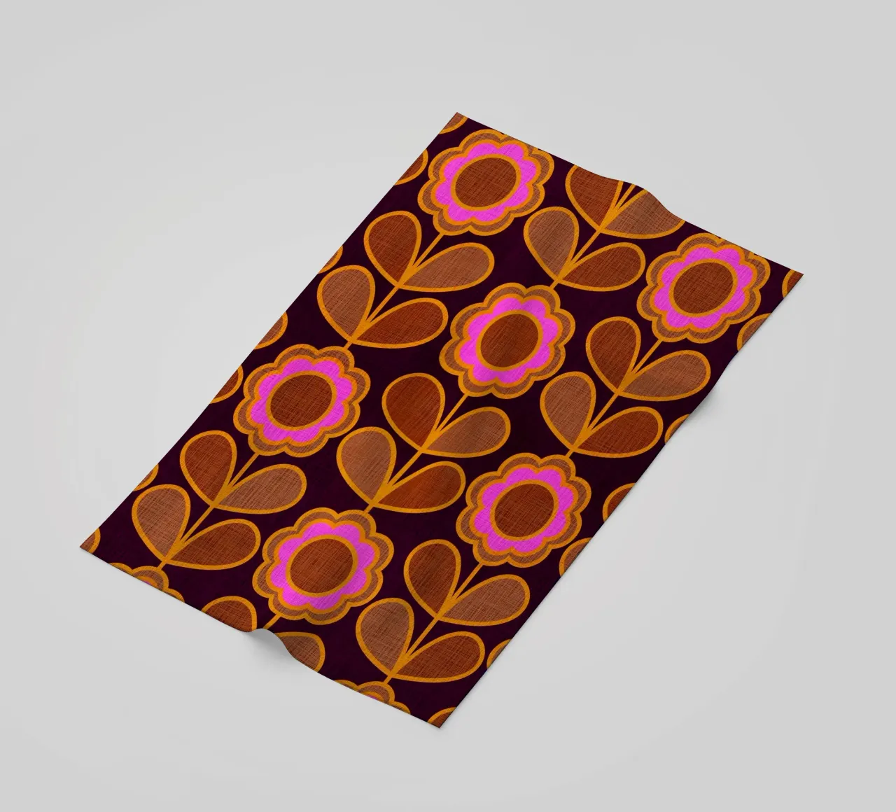 Modello Mid-Mod Daisy - Audace rosa autunnale e floreale marrone telo mare da Dominique Vari