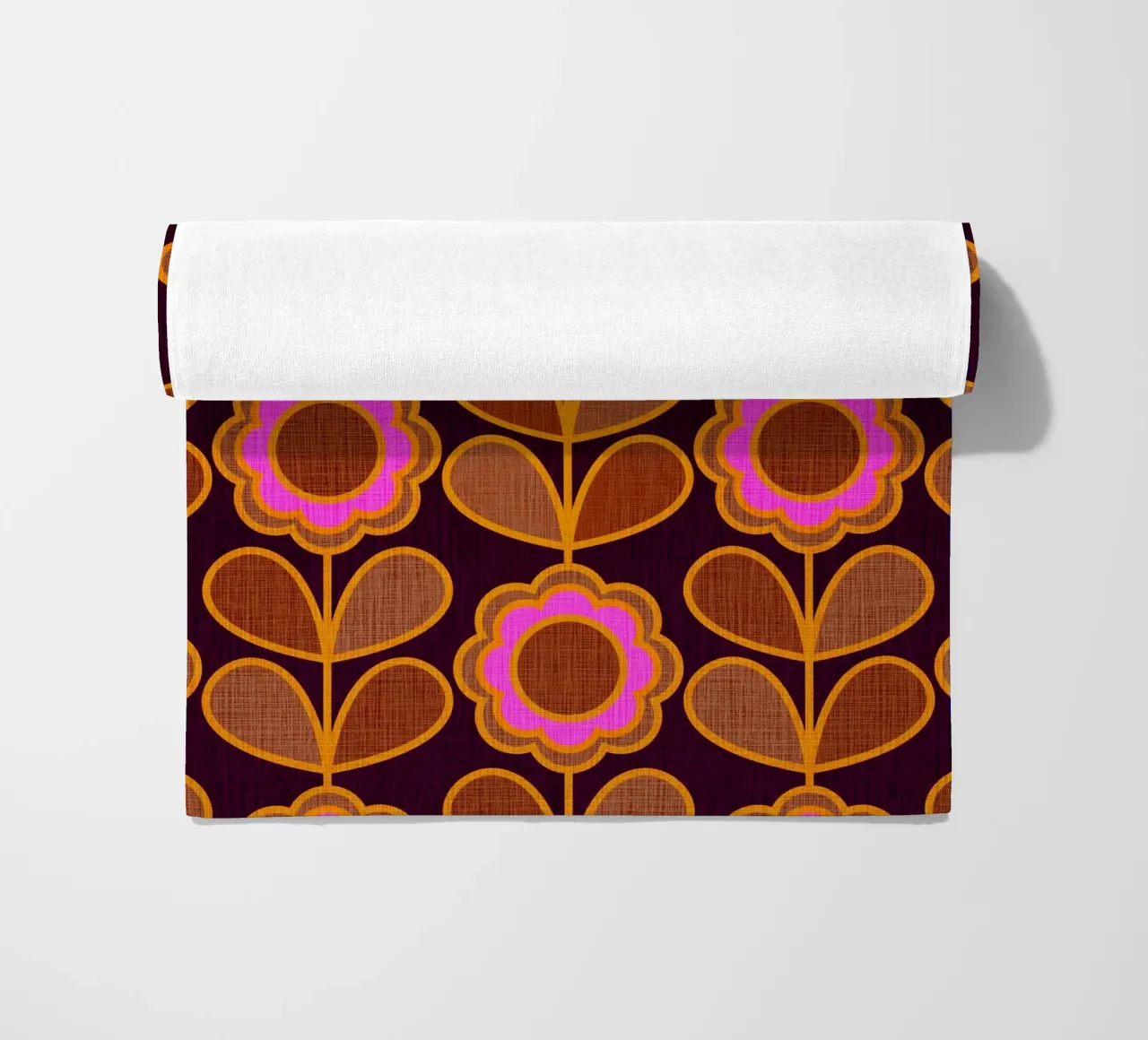Modello Mid-Mod Daisy - Audace rosa autunnale e floreale marrone telo mare da Dominique Vari