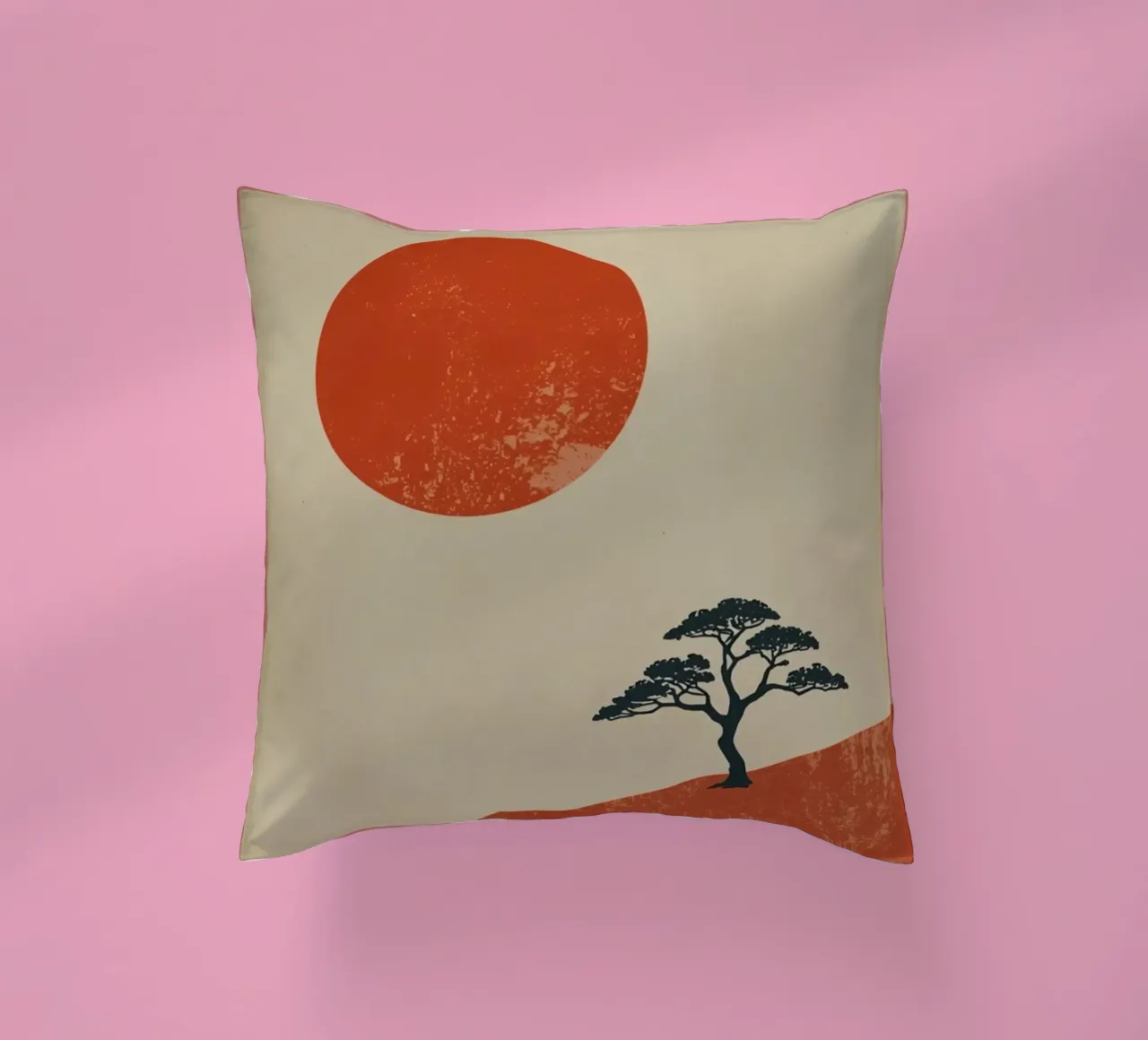 Sole rosso e albero sulle colline cuscino da DesignDoodle
