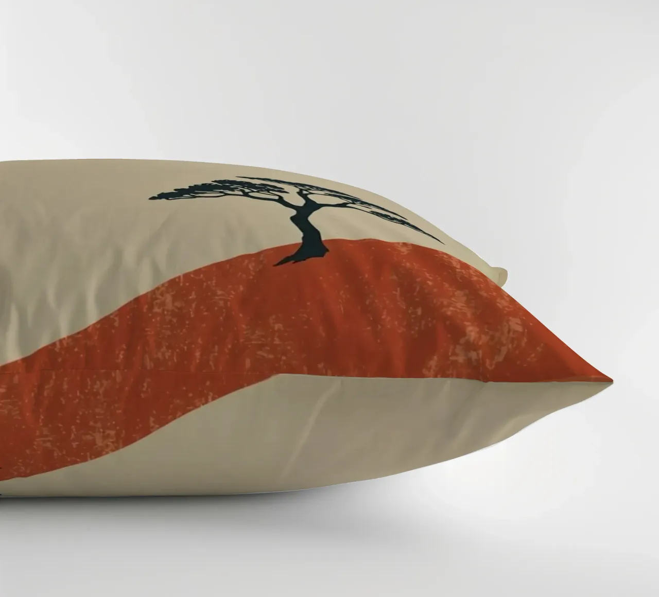 Sole rosso e albero sulle colline cuscino da DesignDoodle