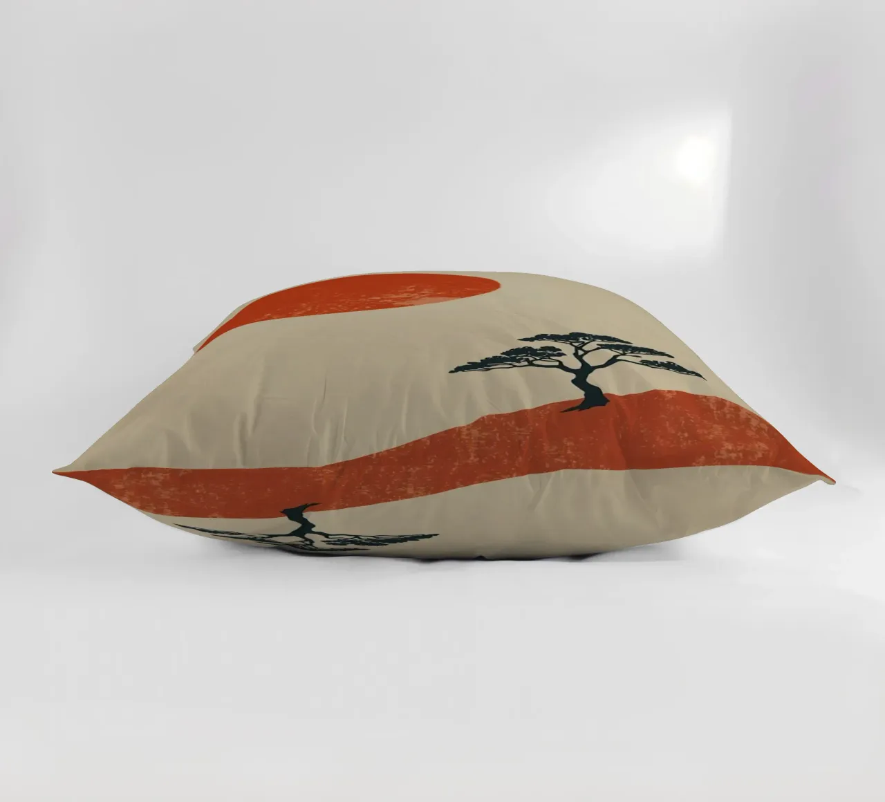 Sole rosso e albero sulle colline cuscino da DesignDoodle