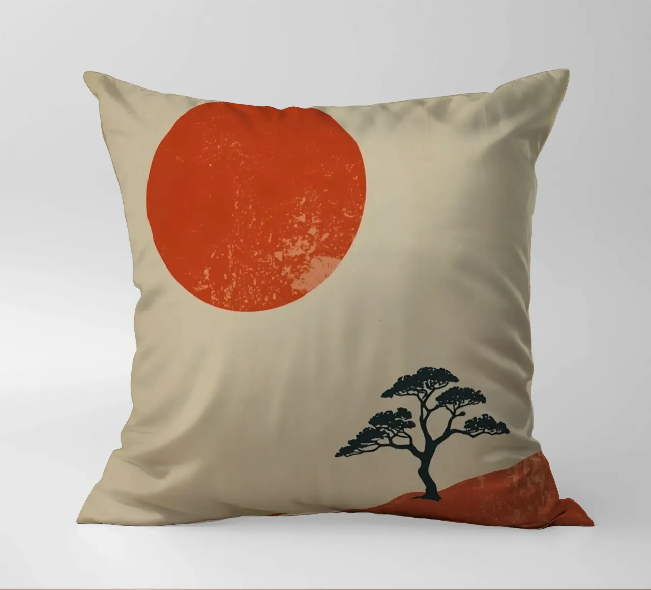 Sole rosso e albero sulle colline cuscino da DesignDoodle