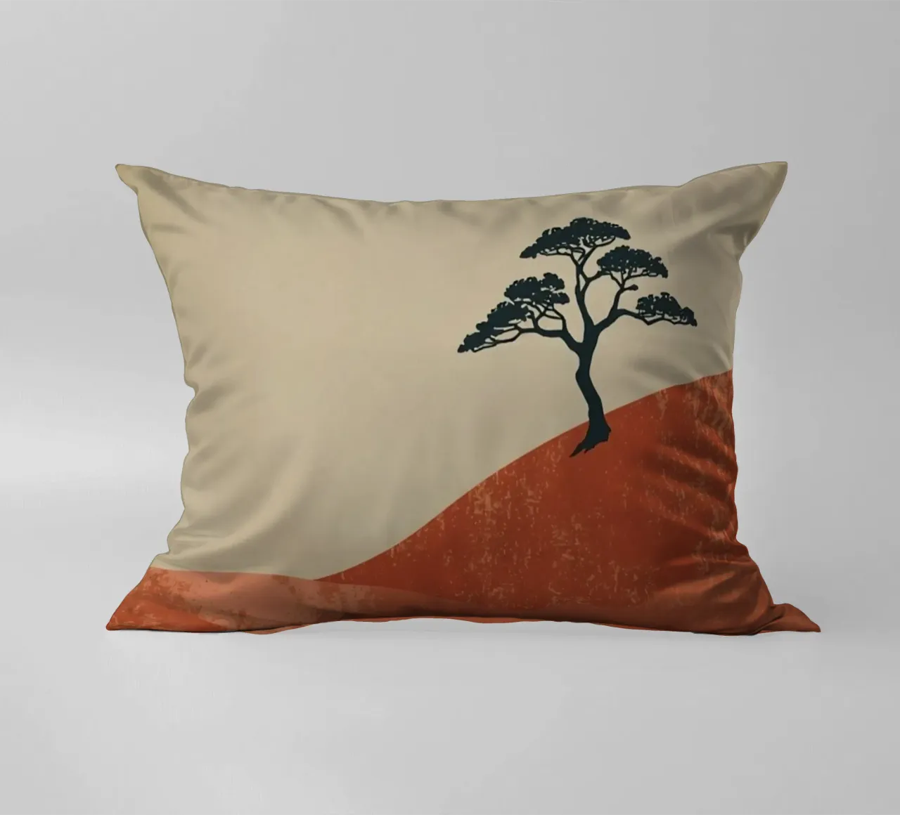 Sole rosso e albero sulle colline cuscino da DesignDoodle