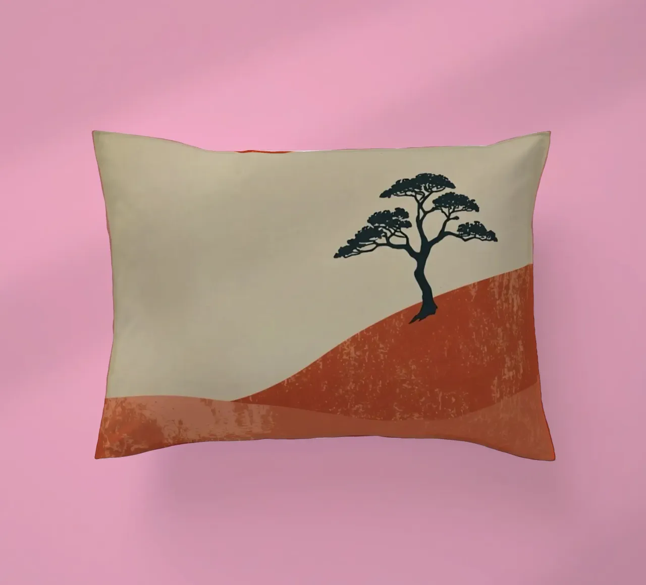 Sole rosso e albero sulle colline cuscino da DesignDoodle