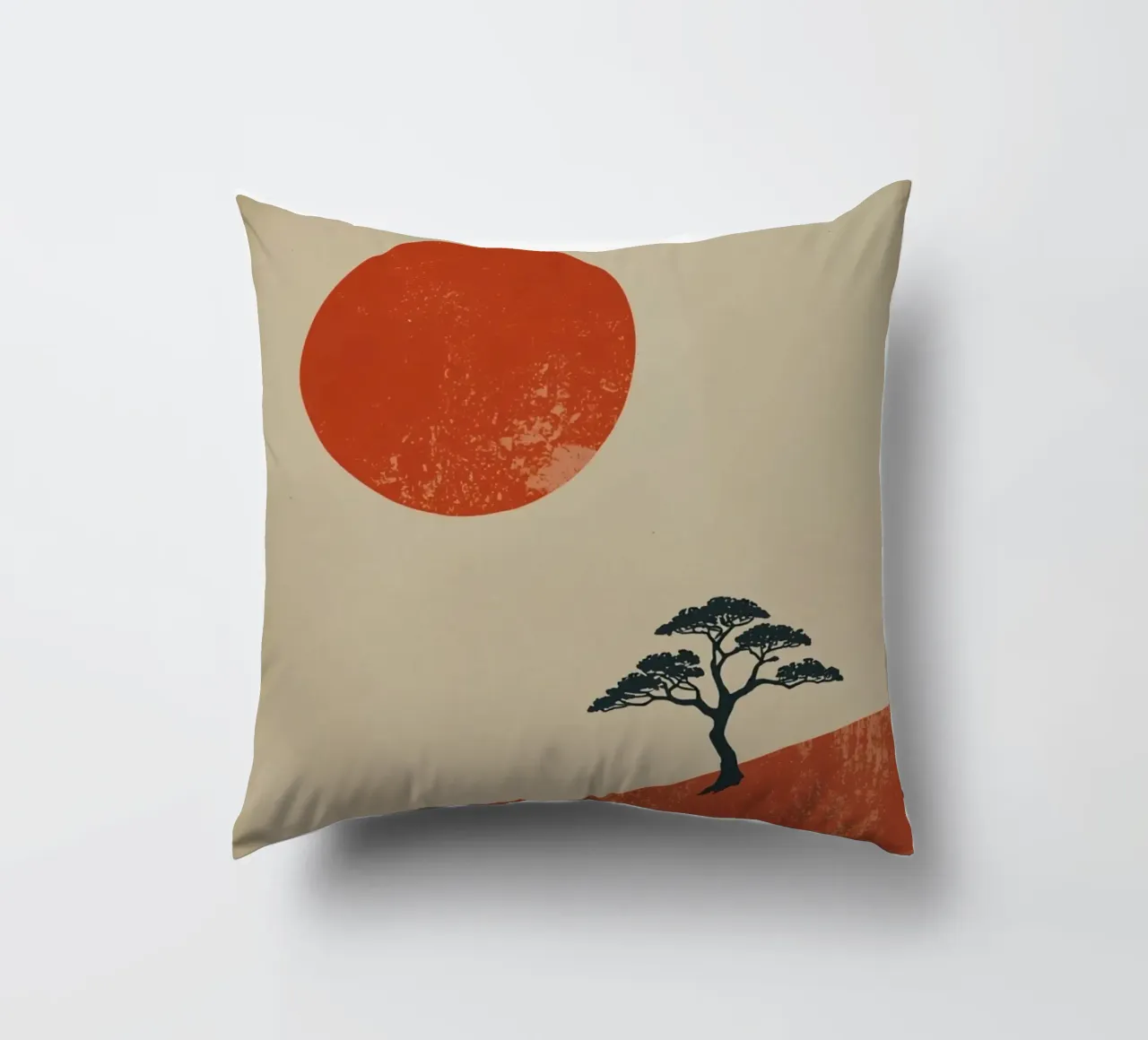 Sole rosso e albero sulle colline cuscino da DesignDoodle