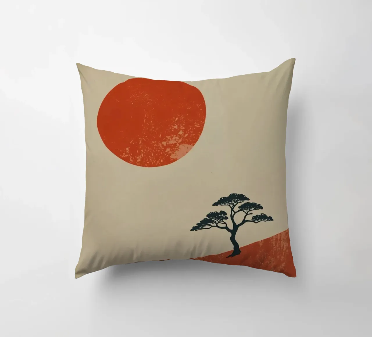 Sole rosso e albero sulle colline cuscino da DesignDoodle