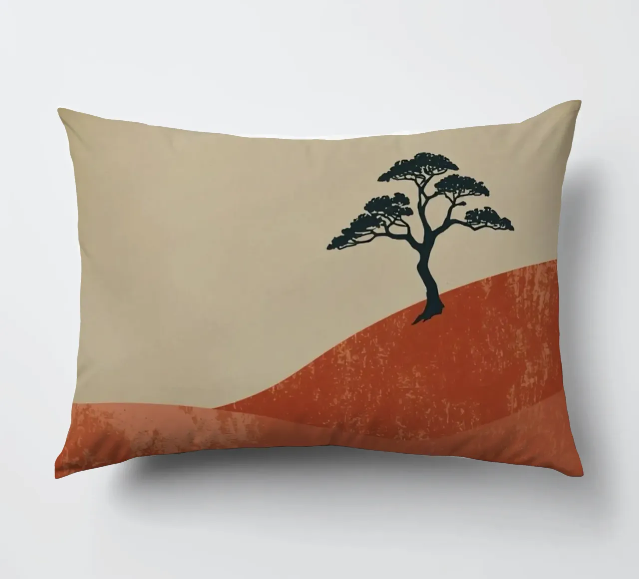 Sole rosso e albero sulle colline cuscino da DesignDoodle