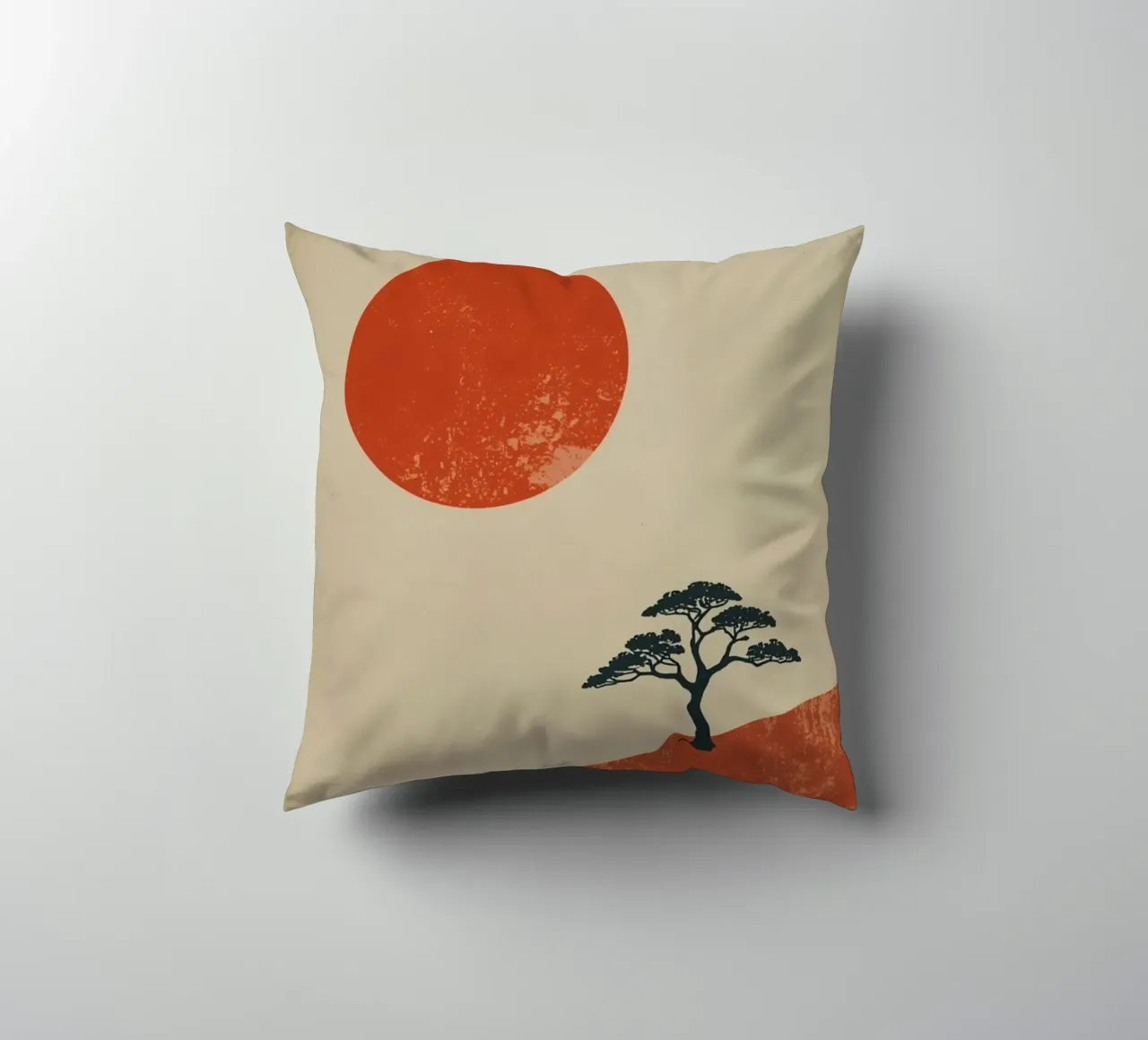 Sole rosso e albero sulle colline cuscino da DesignDoodle