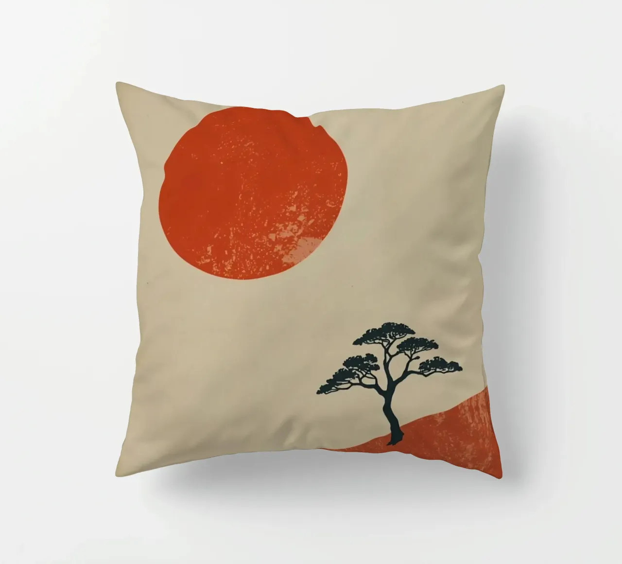 Sole rosso e albero sulle colline cuscino da DesignDoodle