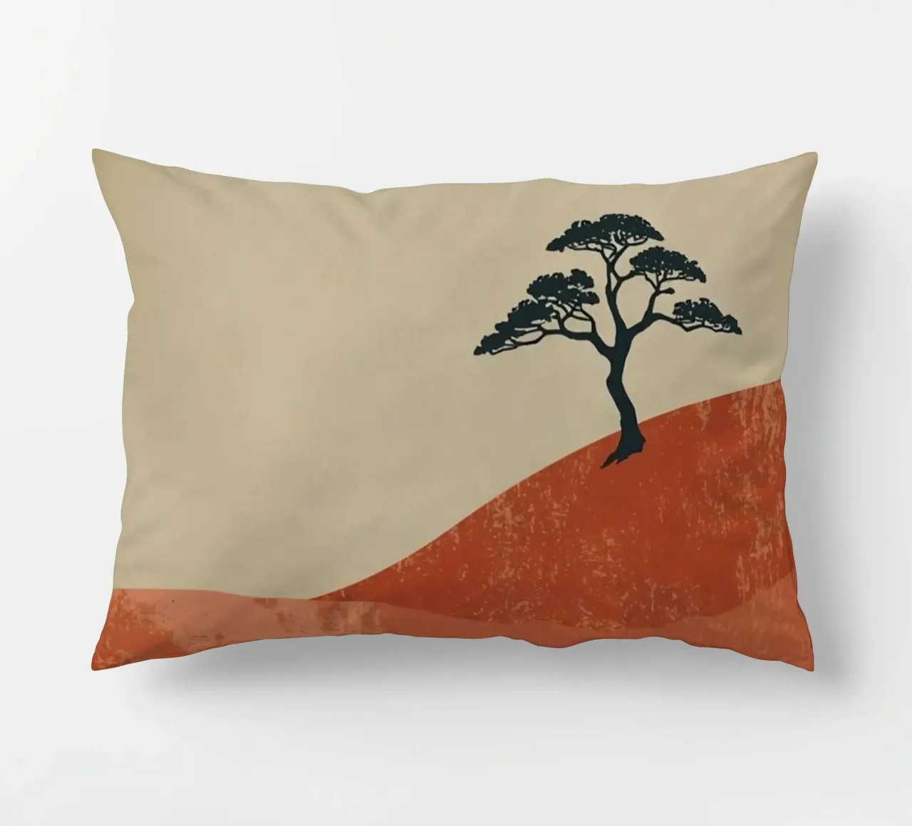 Sole rosso e albero sulle colline cuscino da DesignDoodle