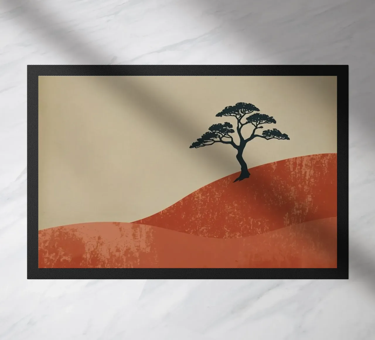 Sole rosso e albero sulle colline zerbino da DesignDoodle