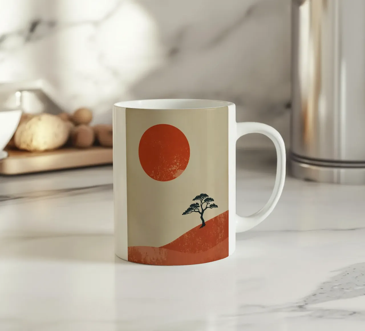 Sole rosso e albero sulle colline tazza in ceramica da DesignDoodle
