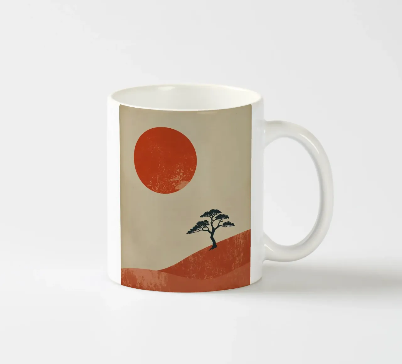 Sole rosso e albero sulle colline tazza in ceramica da DesignDoodle