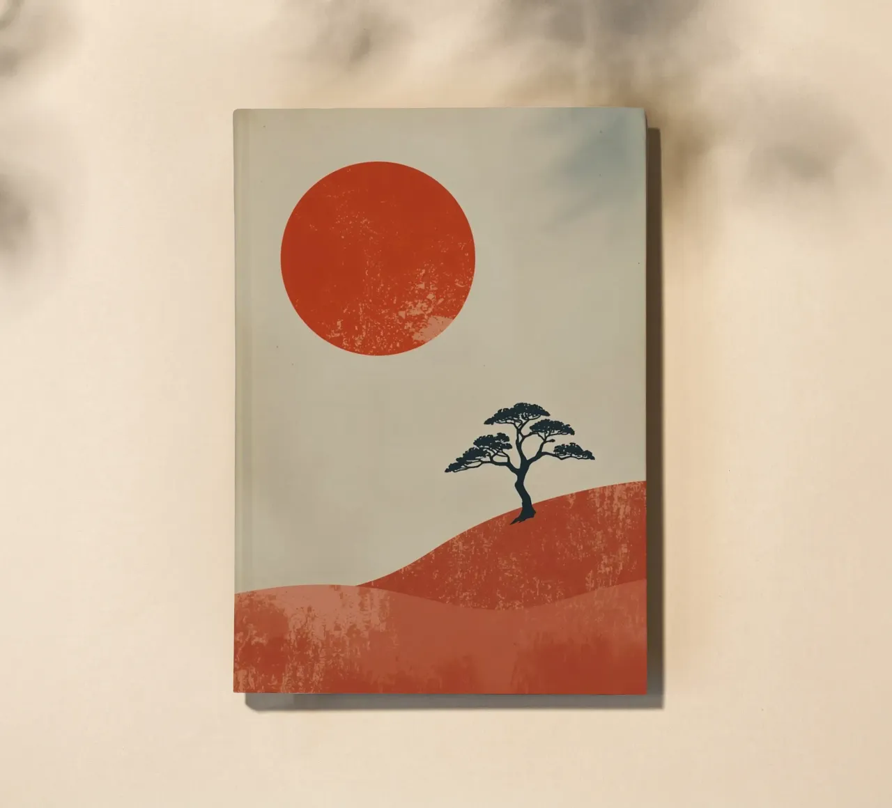Soleil rouge et arbre sur les collines carnet de notes de DesignDoodle