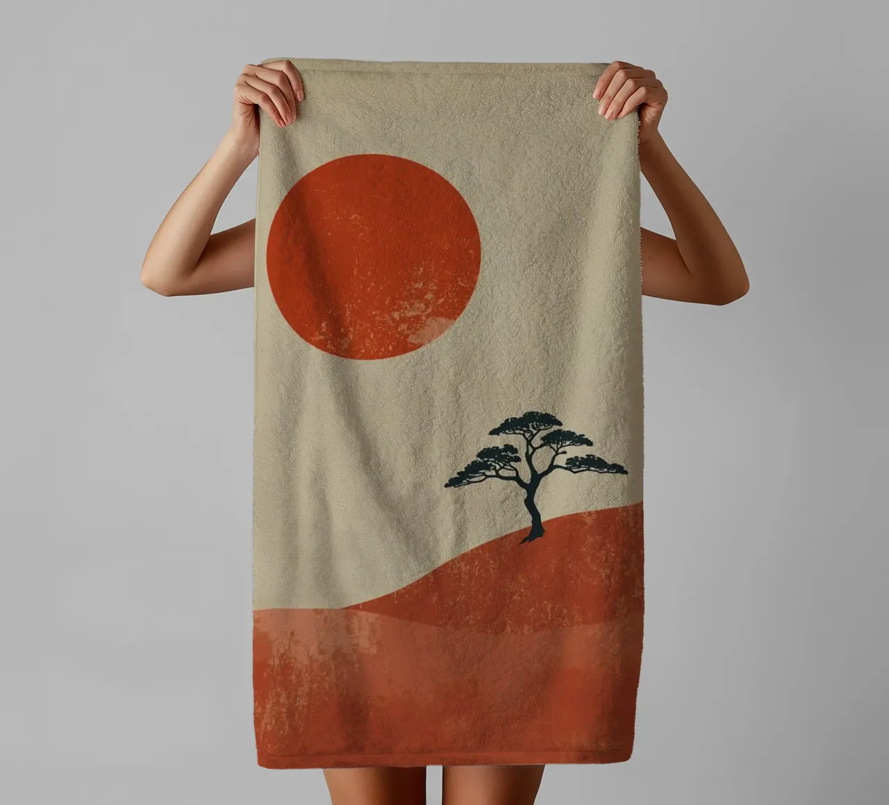 Sole rosso e albero sulle colline asciugamano da bagno da DesignDoodle