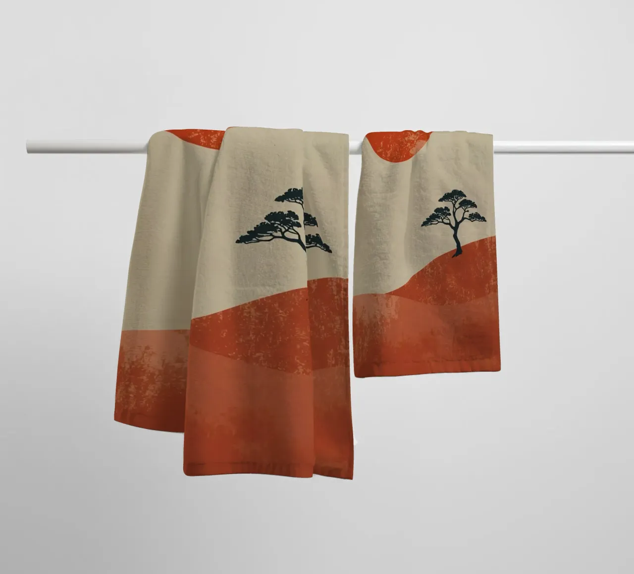 Sole rosso e albero sulle colline asciugamano da bagno da DesignDoodle