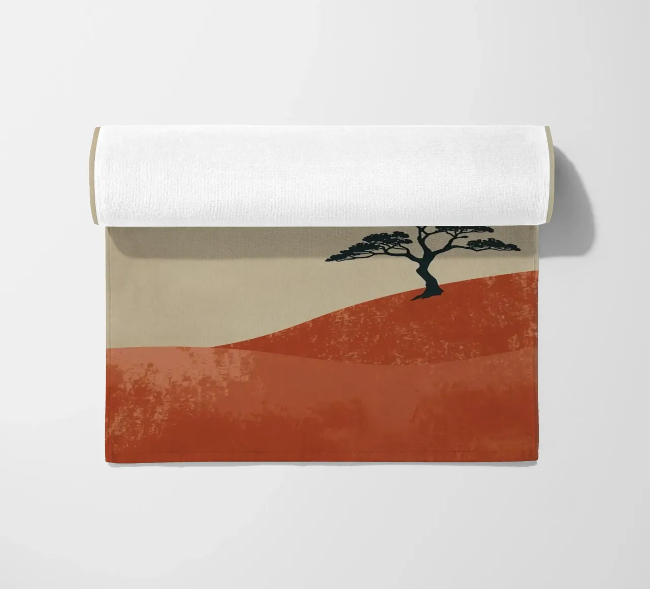 Sole rosso e albero sulle colline telo mare da DesignDoodle