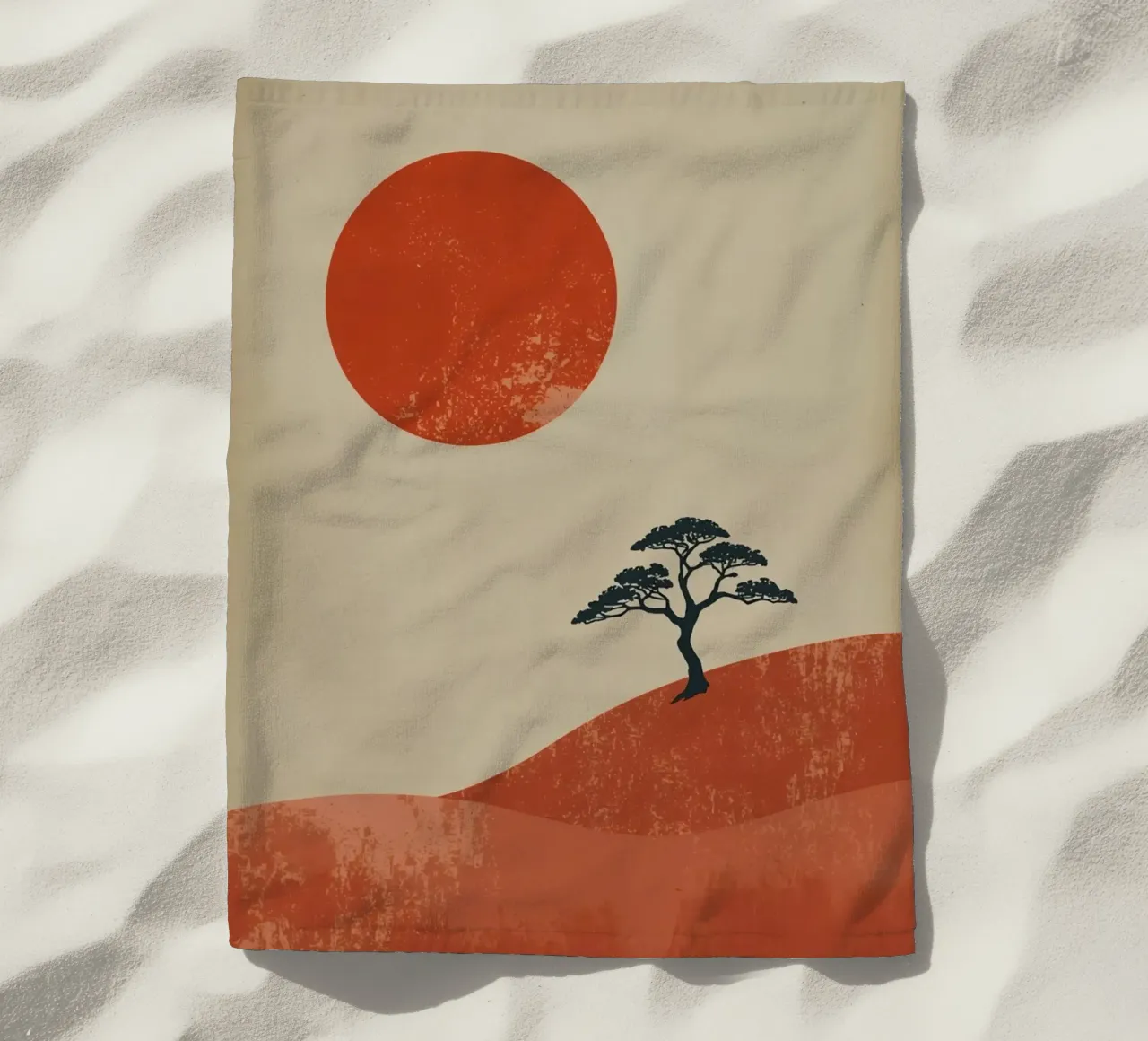 Sole rosso e albero sulle colline telo mare da DesignDoodle