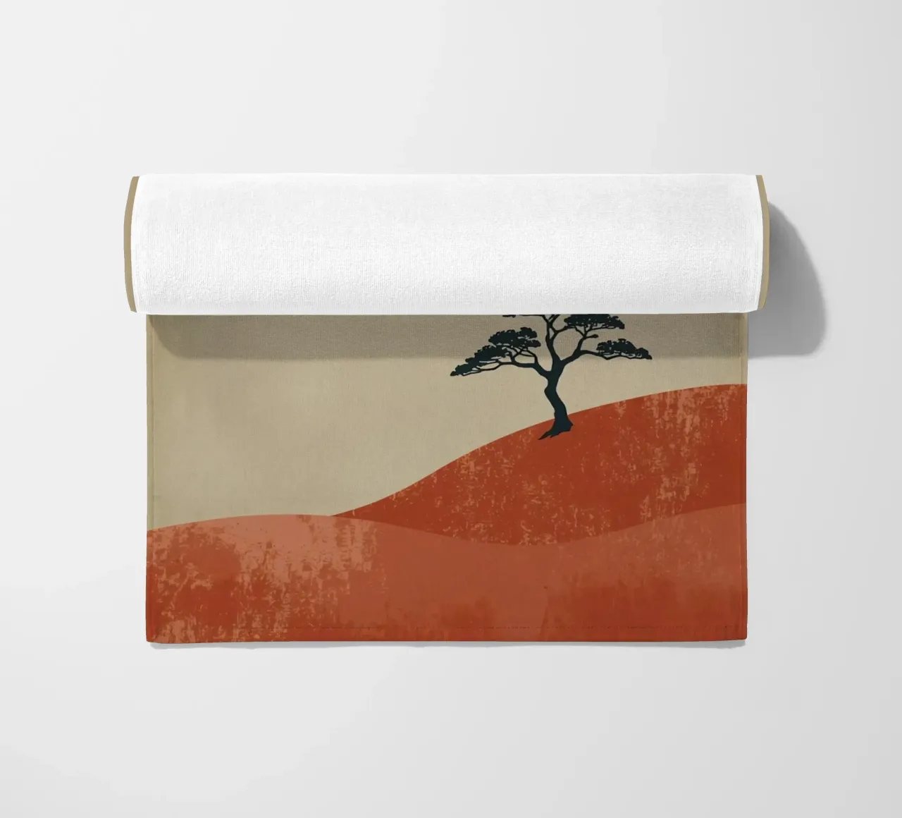 Sole rosso e albero sulle colline telo mare da DesignDoodle