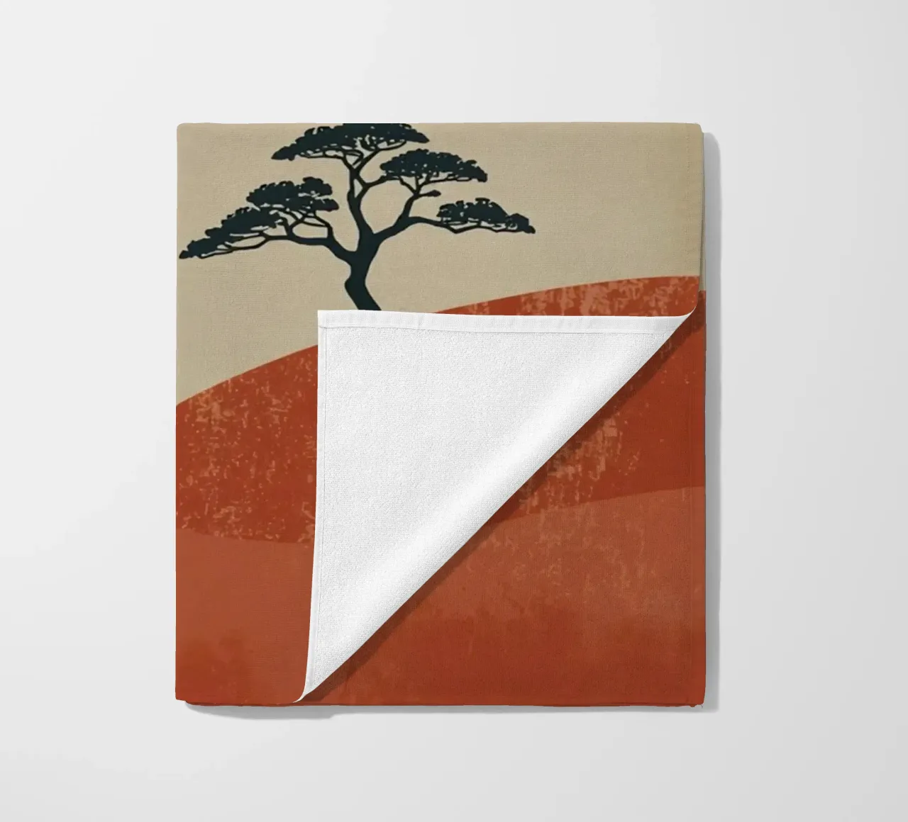Sole rosso e albero sulle colline telo mare da DesignDoodle