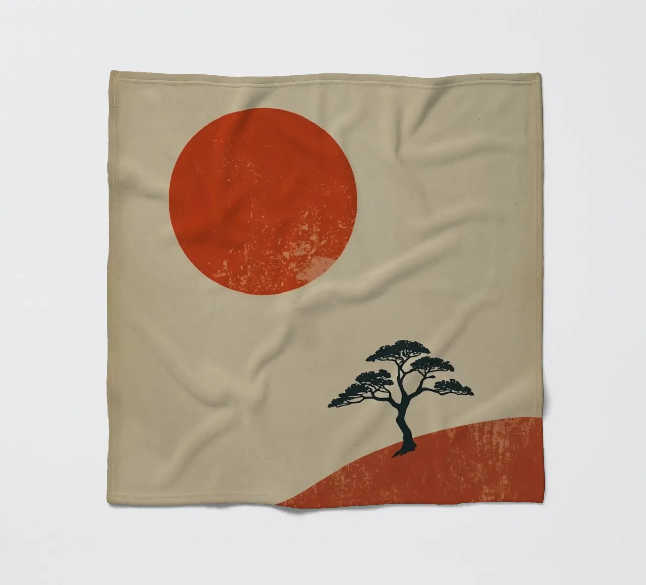 Sole rosso e albero sulle colline coperta in pile da DesignDoodle