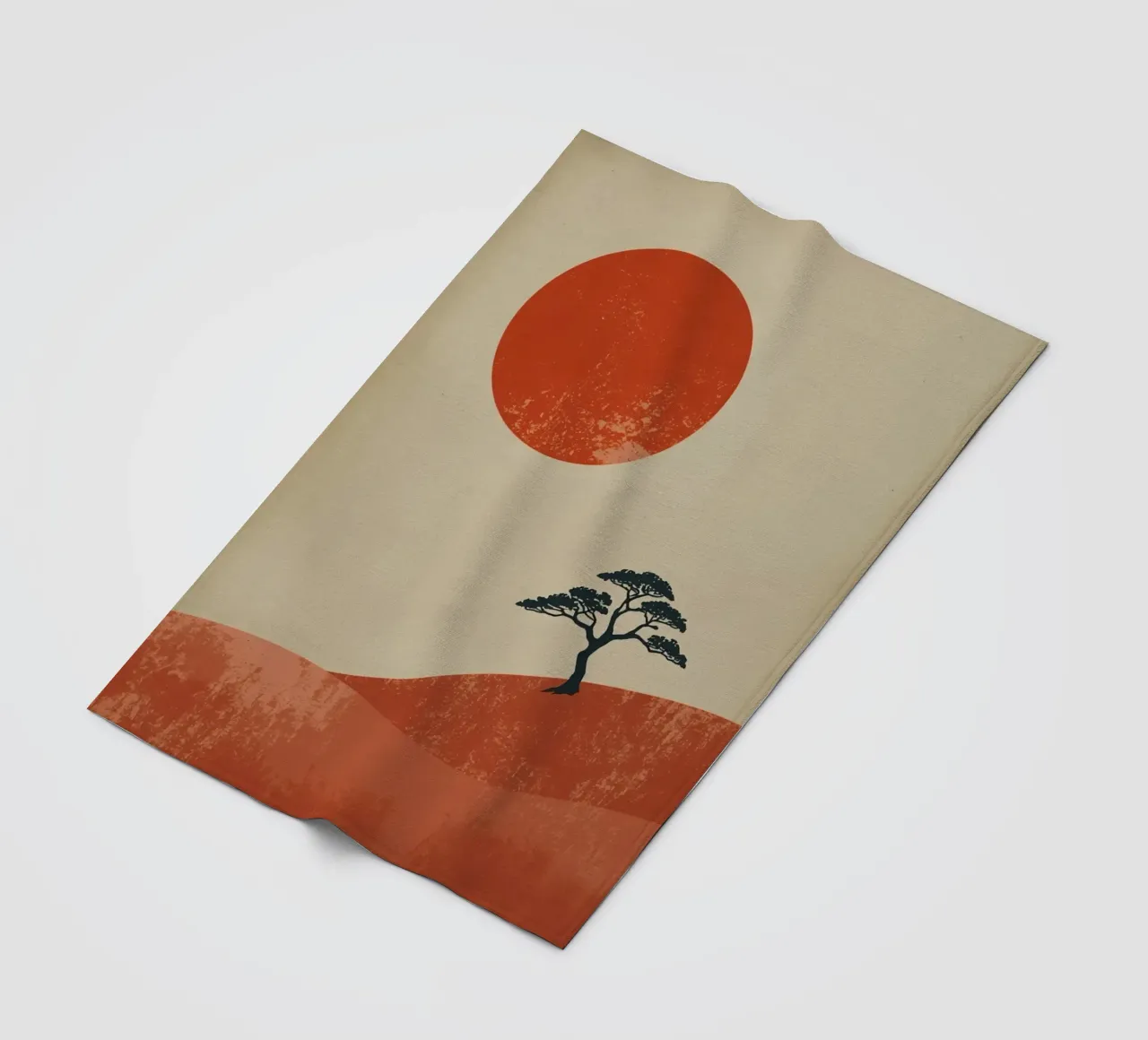 Sole rosso e albero sulle colline coperta in pile da DesignDoodle