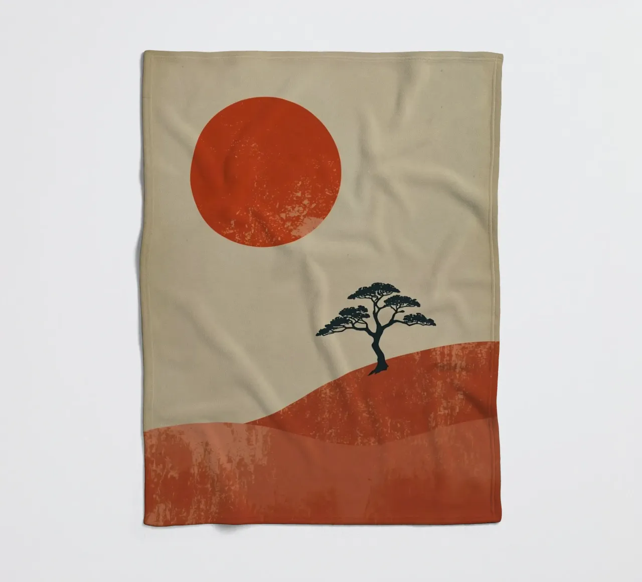Sole rosso e albero sulle colline coperta in pile da DesignDoodle