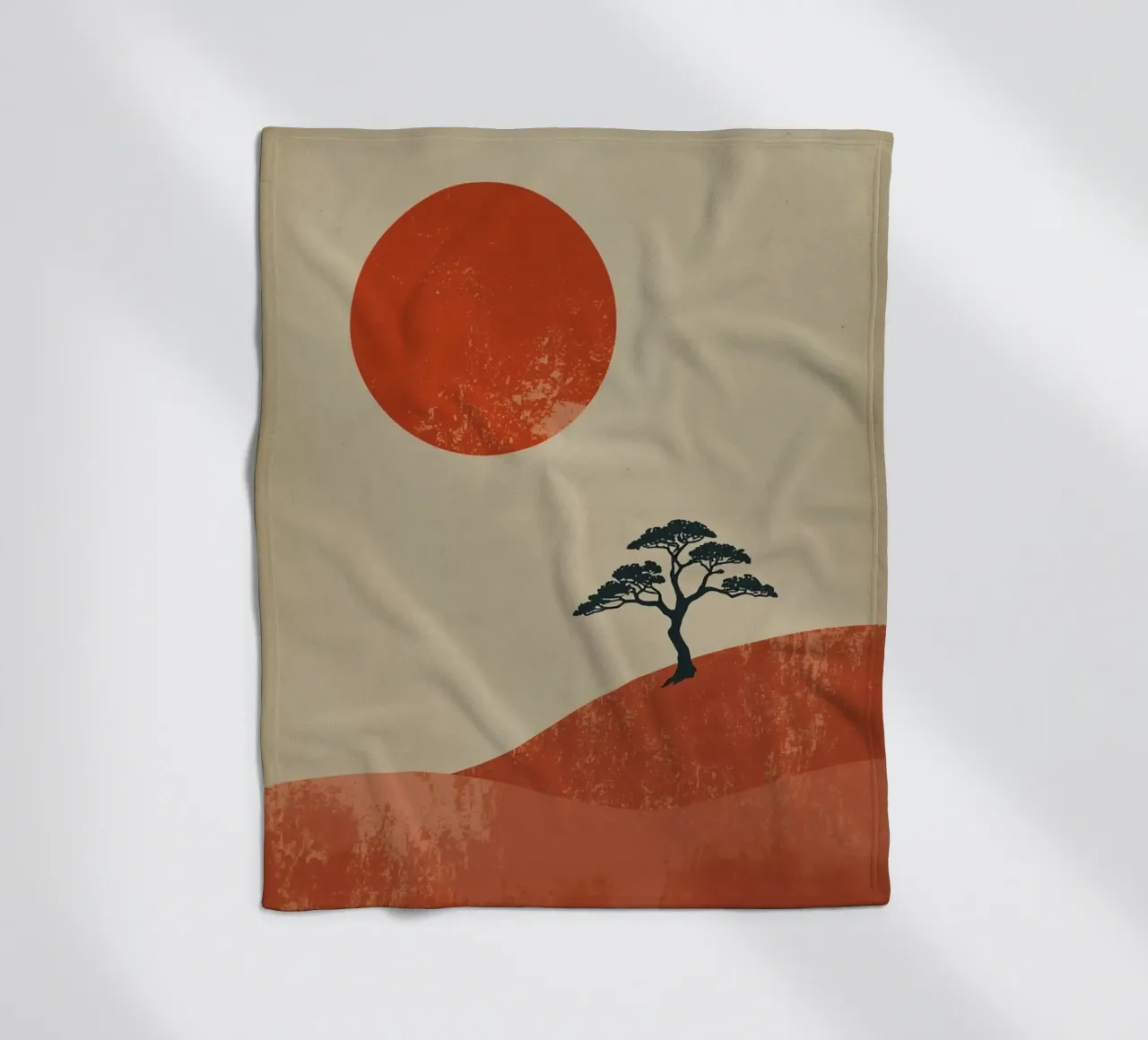 Sole rosso e albero sulle colline coperta in pile da DesignDoodle