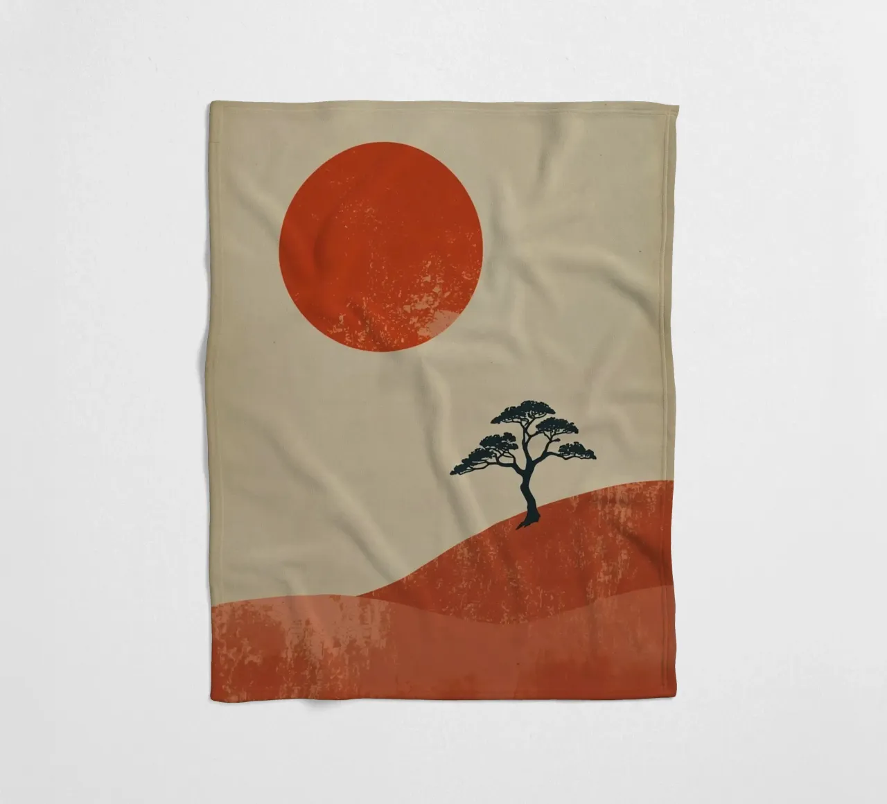 Sole rosso e albero sulle colline coperta in pile da DesignDoodle