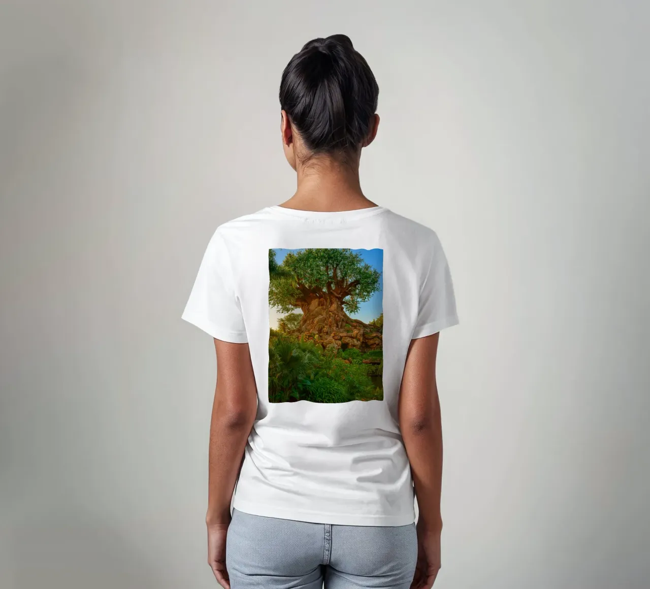 vecchio albero nella foresta t-shirt da tamarind