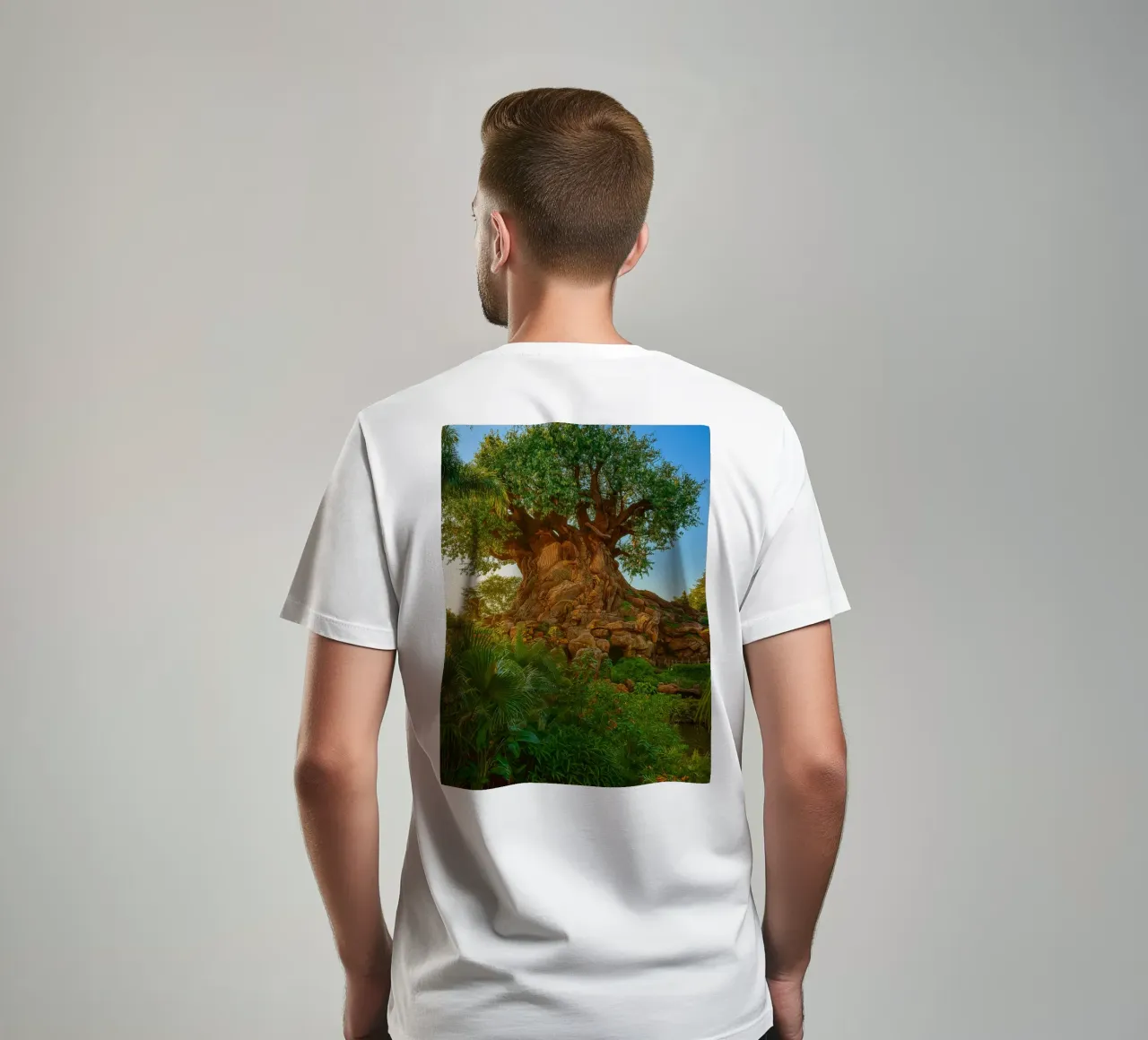 vecchio albero nella foresta t-shirt da tamarind